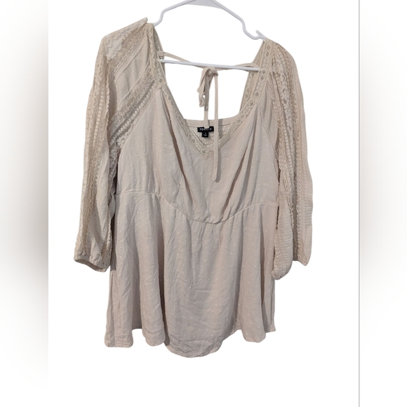 Torrid,Elegant Cream Women's Top,Size 1 - Picture 3 of 4